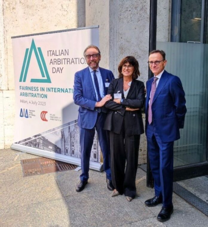 In foto, da sinistra, Stefano Azzali Direttore generale di Camera Arbitrale di Milano; Maria Beatrice Deli Segretario Generale dell’Associazione Italiana per l’Arbitrato e Andrea Carlevaris Presidente dell’Associazione Italiana per l’Arbitrato