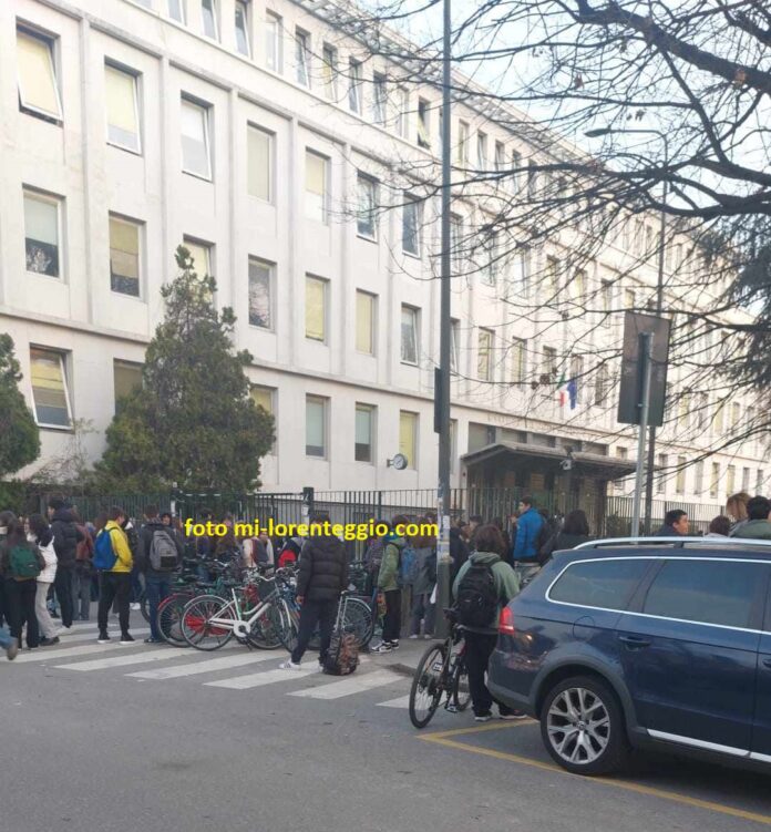 L'ingresso della scuola stamattina